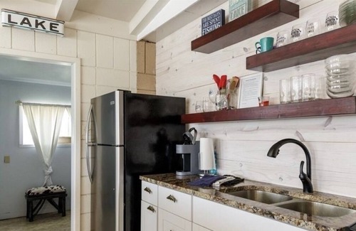 Dinero Maison | Lakefront Family Home