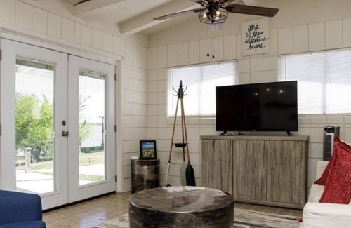 Dinero Maison | Lakefront Family Home