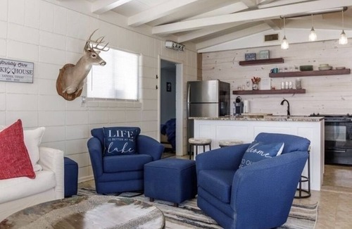 Dinero Maison | Lakefront Family Home