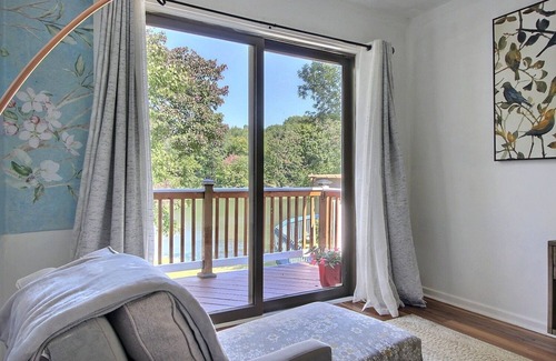 Newton Maison | Lakefront Family Retreat~Private Pool~Game Room