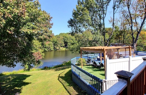 Newton Maison | Lakefront Family Retreat~Private Pool~Game Room