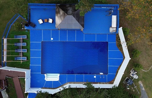 Newton Maison | Lakefront Family Retreat~Private Pool~Game Room