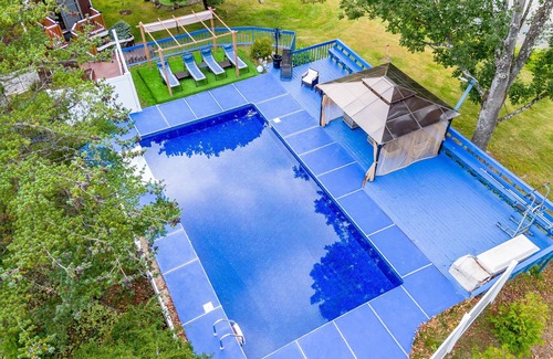 Newton Maison | Lakefront Family Retreat~Private Pool~Game Room