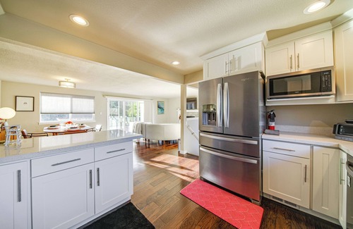 Silver Lake Maison | Lakefront Gem: Balcony, Fire Pit & Yard in Everett
