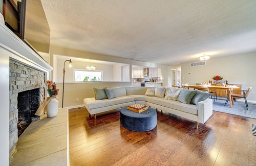Silver Lake Maison | Lakefront Gem: Balcony, Fire Pit & Yard in Everett