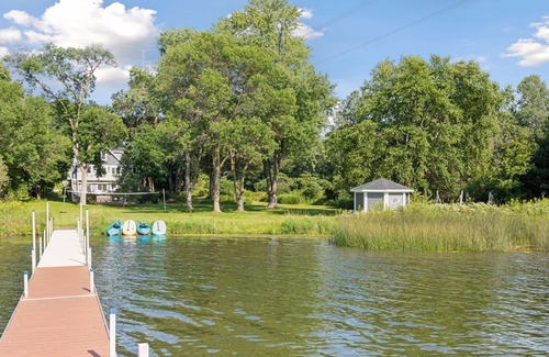 Ramsey County Maison | Lakefront Getaway: Sauna, Hot Tub, Firepit & More! by RedAwning