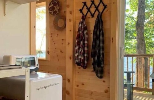 Temagami Maison | Lakefront Getaway with Open Air kitchen & Movies