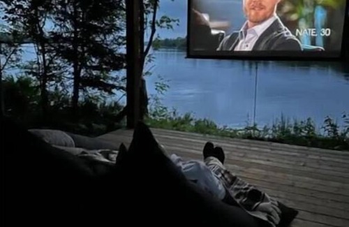 Temagami Maison | Lakefront Getaway with Open Air kitchen & Movies