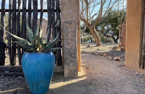 Mouth Of Pedernales Lit Et Petit-Déjeuner | Lakefront Glamping Tent on a Magical Retreat Property