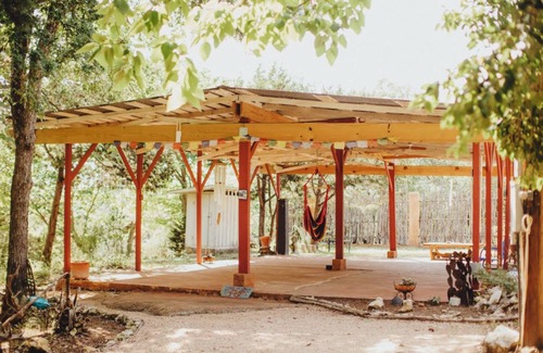 Mouth Of Pedernales Lit Et Petit-Déjeuner | Lakefront Glamping Tent on a Magical Retreat Property