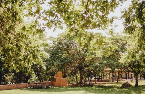 Mouth Of Pedernales Lit Et Petit-Déjeuner | Lakefront Glamping Tent on a Magical Retreat Property