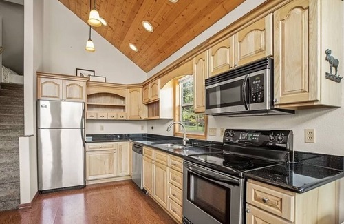 Eatonville Maison | Lakefront Guesthouse Cabin with Loft
