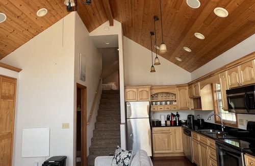 Eatonville Maison | Lakefront Guesthouse Cabin with Loft