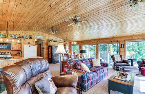 Hackensack Cabine | Lakefront Hackensack Cabin w/ Patio & Grill!