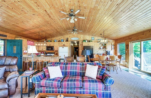 Hackensack Cabine | Lakefront Hackensack Cabin w/ Patio & Grill!