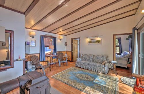 Turner Maison | Lakefront Hartford Cabin with Canoe and Boat Ramp