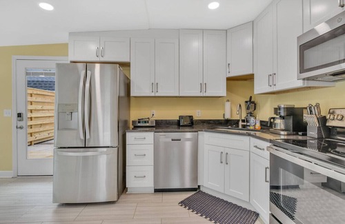 Lebanon Maison | Lakefront, Heated Pool, Sauna, Sleeps 8!