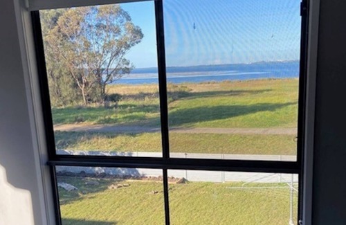 Berkeley Vale Maison | Lakefront Holiday Home