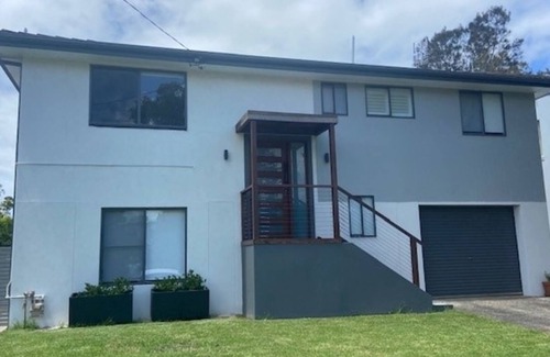 Berkeley Vale Maison | Lakefront Holiday Home