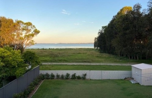 Berkeley Vale Maison | Lakefront Holiday Home