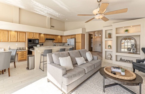 Arrowhead Lakes Maison | Lakefront Home complete with Mountain Views, Pool, Putting Green & Paddle Boat!