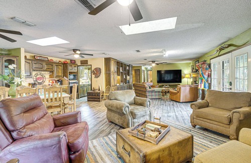 Jefferson Maison | Lakefront Home: Deck, Grills & Fire Pit in Karnack
