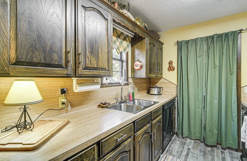 Jefferson Maison | Lakefront Home: Deck, Grills & Fire Pit in Karnack