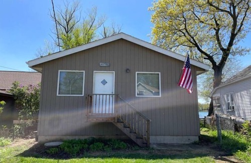 Grayslake Cabine | Lakefront Home on Gages Lake
