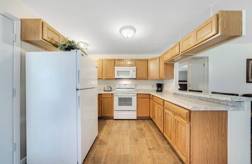 Fort McCoy Cabine | Lakefront home on Lake Kerr near Salt Springs with large porch and great yard