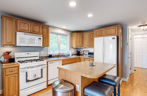 Windham Maison | Dog-friendly, lakefront home on Sheldrake Cove with dock & firepit