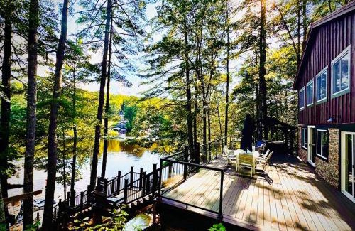 East Wakefield Maison | Lakefront Home-Stunning Views-Hot Tub, 3100 sqft!