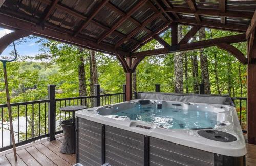 East Wakefield Maison | Lakefront Home-Stunning Views-Hot Tub, 3100 sqft!