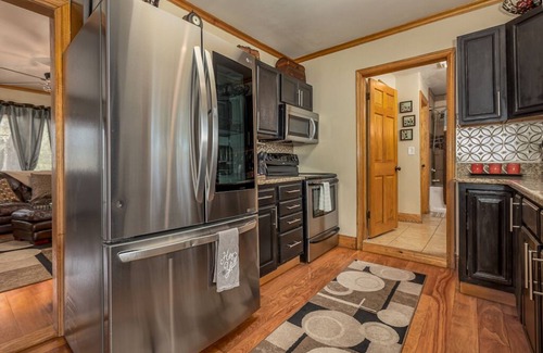 East Dubuque Maison | Lakefront Home w/ 2 Bedrooms Deck, Dock & Boats