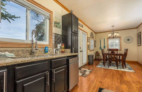 East Dubuque Maison | Lakefront Home w/ 2 Bedrooms Deck, Dock & Boats