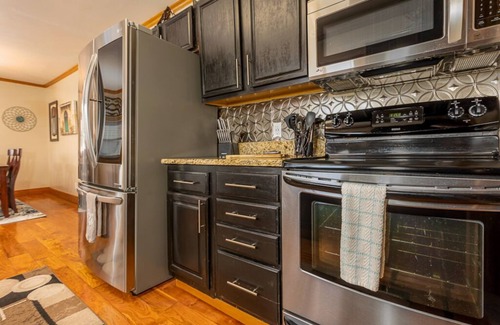 East Dubuque Maison | Lakefront Home w/ 2 Bedrooms Deck, Dock & Boats