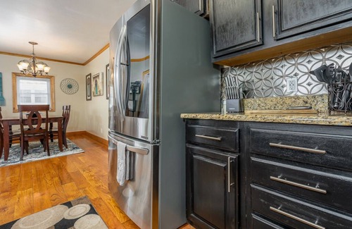 East Dubuque Maison | Lakefront Home w/ 2 Bedrooms Deck, Dock & Boats