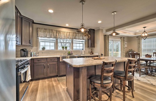 Bridgeport Maison | Lakefront Home w/ Deck, Fishing Dock & Canoe!