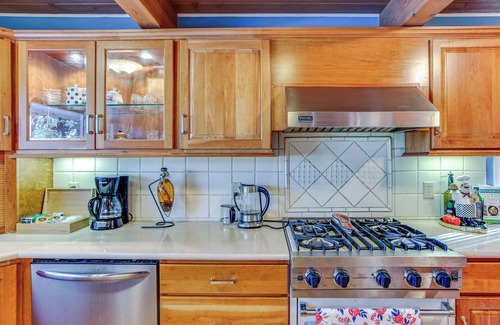 Covington Maison | Lakefront Home w/ Fire Pit, Dock in Kent!