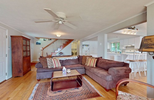 Valois Maison | Lakefront home with large deck, dock, kayak, & gorgeous views