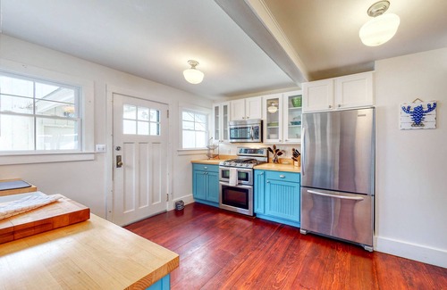 Monmouth Maison | Lakefront home with private dock, kayaks, firepit, grill, & sunroom