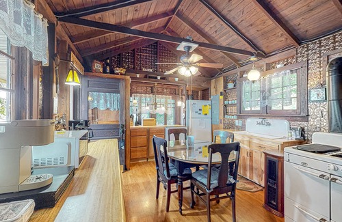 Valois Maison | Maison au bord du lac avec bain à remous privé, quai, ascenseur à bateau et foyer - 2 chiens OK!