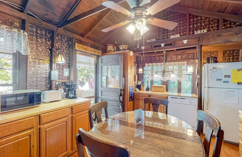 Valois Maison | Maison au bord du lac avec bain à remous privé, quai, ascenseur à bateau et foyer - 2 chiens OK!