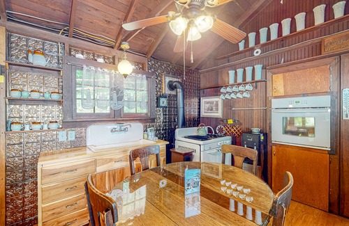 Valois Maison | Maison au bord du lac avec bain à remous privé, quai, ascenseur à bateau et foyer - 2 chiens OK!