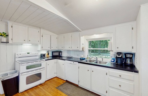 South Sanford Maison | Maison à bord du lac avec quai privé et plate-forme - à proximité des sentiers et des plages de l'océan aussi!