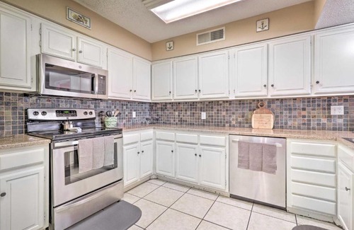 Point Venture Maison | Lakefront Home with Point Venture Golf Access!