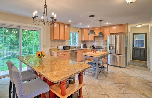 Homer Maison | Lakefront Homer Abode w/ Patio & Backyard!