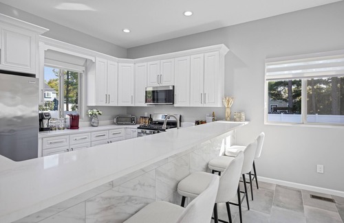 White Lake Maison | Lakefront Hot Tub, Beach & More!