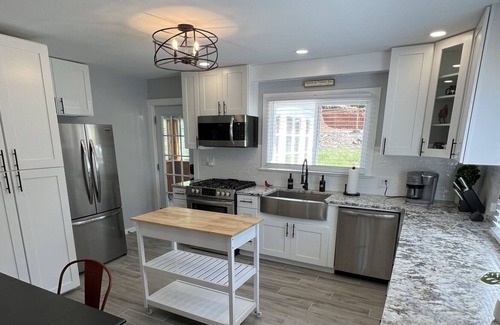 Kingsley Maison | LAKEFRONT. Hot tub. Fireplace. Close to Elk Mtn. Dog friendly. Updated in 2022.