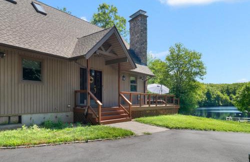 Burrillville Maison | Lakefront-hot Tub Gym Kayaks Paddleboards