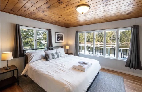 Milton Maison | Lakefront~Hot Tub~Private Beach~Close to Skiing